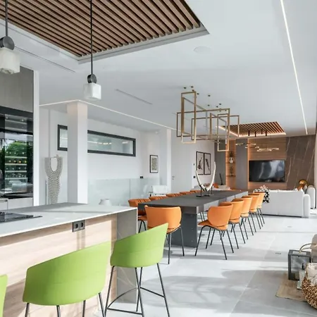 Apartment Opulent Retreat Manor